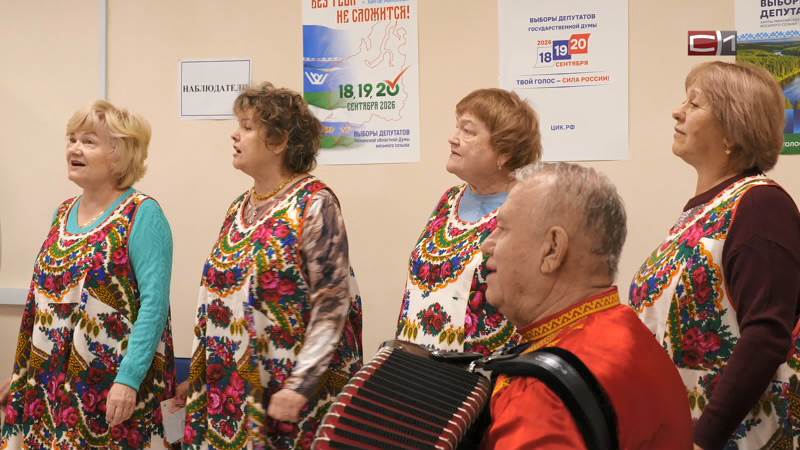 Хоровой ансамбль выступил на избирательном участке в Сургутском районе