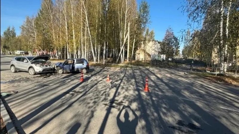 Четыре человека пострадали при столкновении двух легковушек в Югре