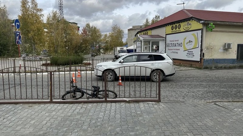 Не спешилась и врезалась в автомобиль велосипедистка в Югре