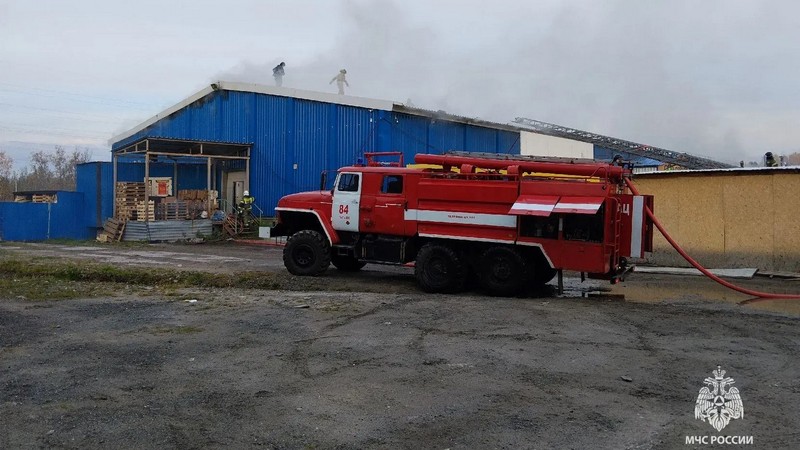 Дым шел из-под крыши: в Югре произошло возгорание в здании магазина