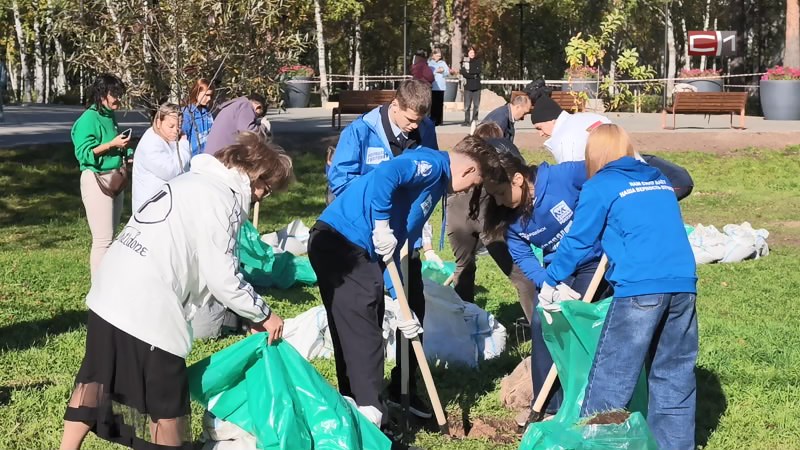 Многонациональный десант озеленил сквер Дружбы народов в Сургуте