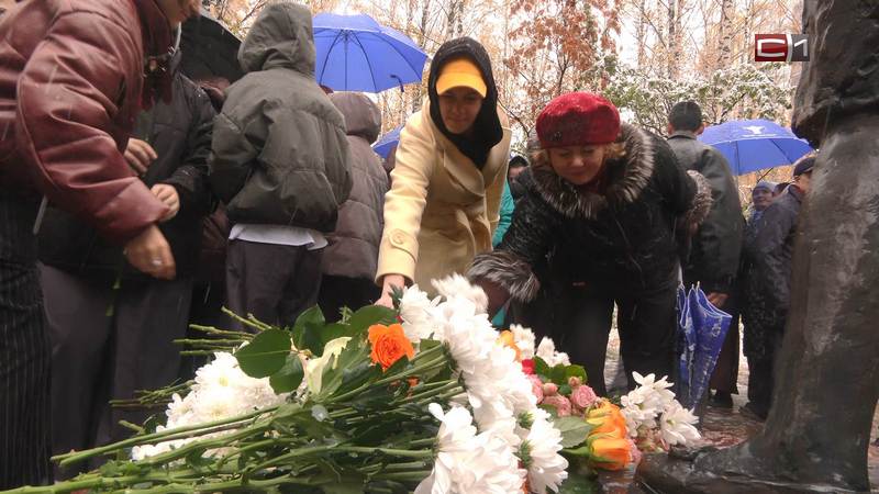 Цветы к памятнику учителю возложили в Сургутском педуниверситете