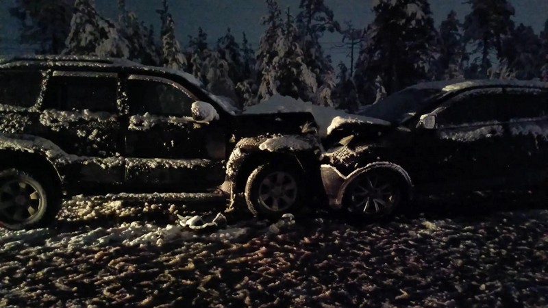 При лобовом столкновении двух автомобилей в Сургуте пострадала пассажирка