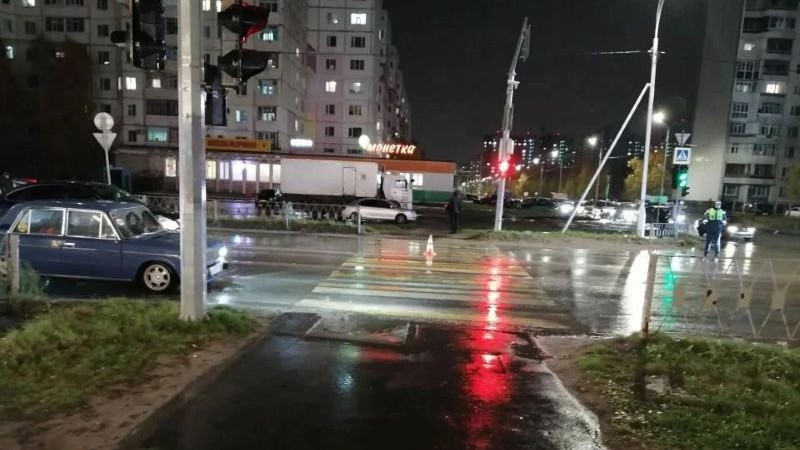 Ехал по пешеходному переходу на красный: в Югре сбили юного велосипедиста
