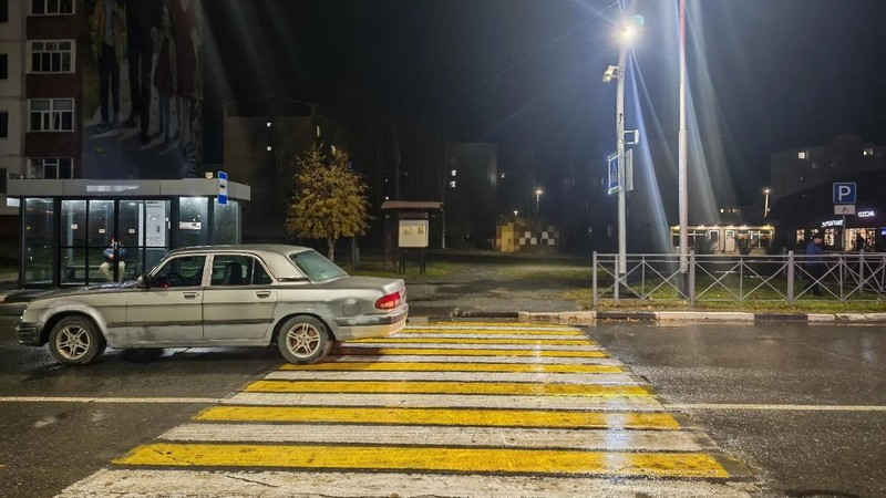 В Югре водитель сбил женщину на пешеходном переходе — она получила травмы