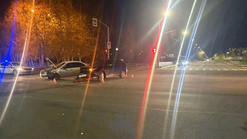 Две легковушки столкнулись на перекрестке в Югре — пострадал водитель