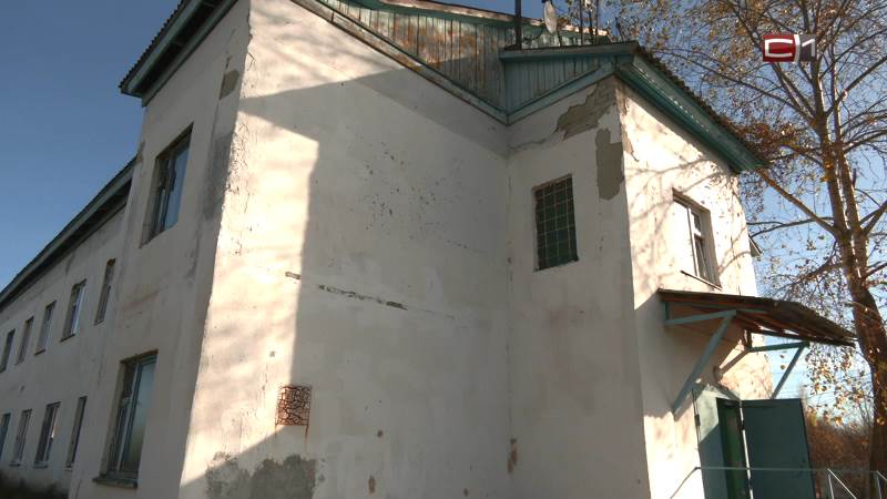 Протекающая крыша и плесень: жители дома в Сургуте остались без капремонта