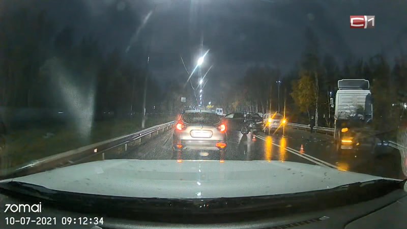 В Сургуте произошла массовая авария с участие трех легковушек и большегруза