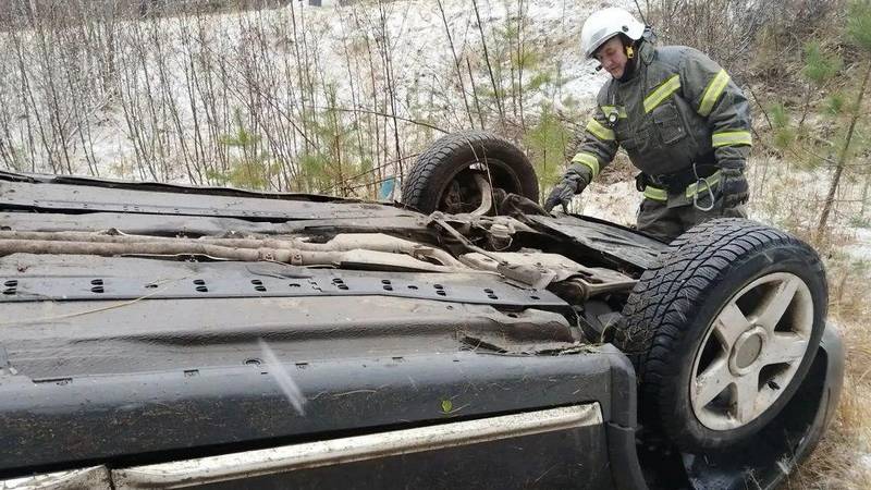 В Югре спасатели предотвратили возгорание перевернувшейся «Ауди»