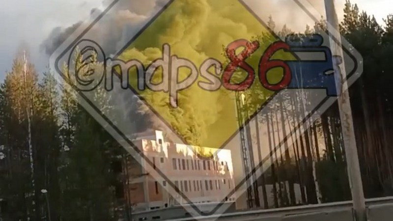 Строящееся трехэтажное здание горит в Сургуте