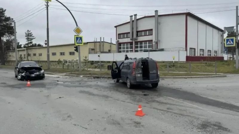 Два человека пострадали при столкновении автомобилей на перекрестке в Сургуте