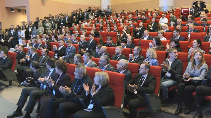 Внедрение нейросетей в работу региона обсудили на цифровом форуме в Тюмени