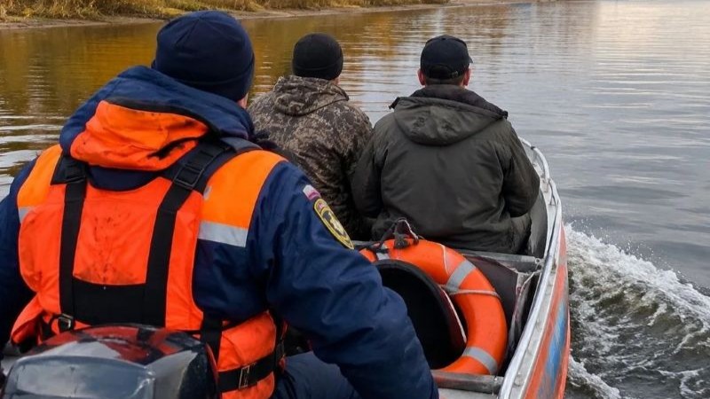 Потеряли лодку и не могли выбраться: в Югре спасатели помогли двоим мужчинам
