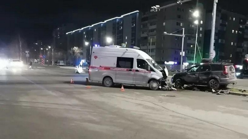 Автомобиль столкнулся с каретой скорой помощи на перекрестке в Югре