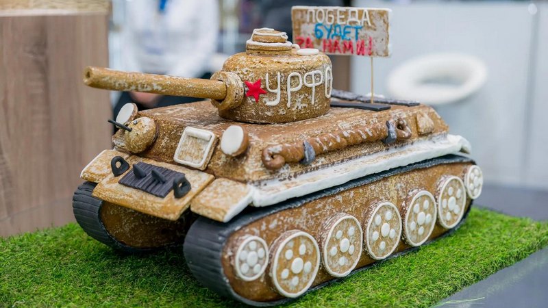 Сургутяне удивили гостей агропромышленной выставки УрФО пряничным танком