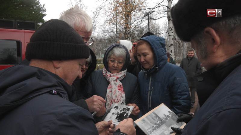 Ветераны-комсомольцы Сургута собрались на традиционной встрече в сквере Геологов