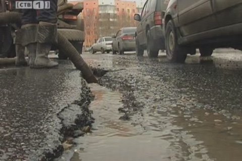 В центре Сургута несколько машин провалились под асфальт