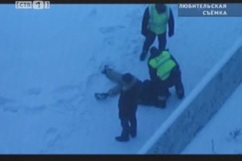 За избиение водителя инспектора ДПС будут судить