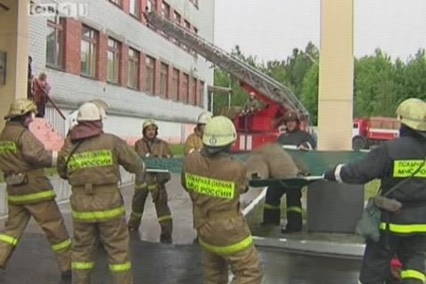 В белоярской школе пожарные «спасали» манекен