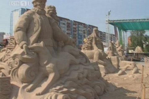 Победа в конкурсе песчаных скульптур в этом году досталась скульпторам из Сургута