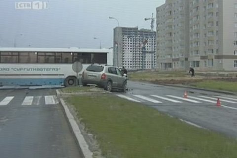 В Сургуте столкнулись автобус и автомобиль