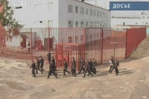 Сотрудник сургутской колонии попытался пронести наркотики