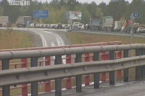 Из-за ремонта моста через Обь водители простаивают в многочасовых пробках