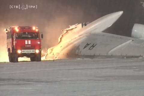 Причиной пожара на борту самолета могло стать замыкание проводки