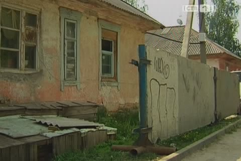 В Сургуте ветхие дома прячут за бетонным забором