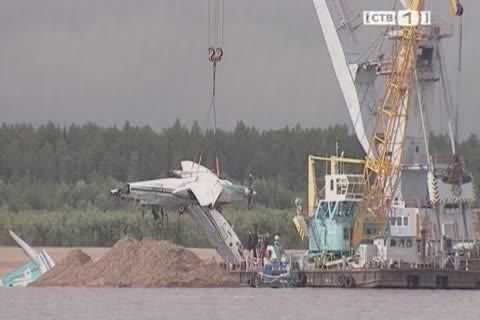 Разбившийся самолет Ан-24 подняли из Оби