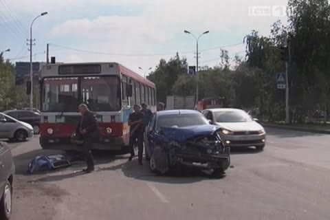 Пассажирский автобус столкнулся с легковушкой на улице Энергетиков  