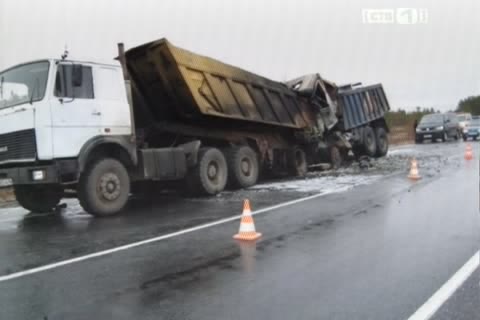 На трассе Сургут - Лянтор столкнулись два грузовика