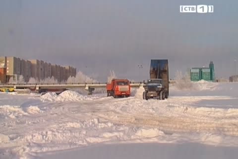 Сургутские дорожники сваливают снег на лед реки Саймы