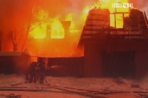 Сегодня на улице Боровой в Сургуте сгорел двухэтажный дом 