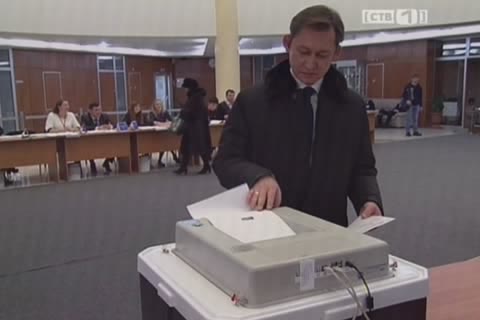 Глава Сургута проголосовал на выборах одним из первых