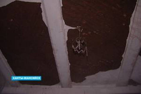 В одном из жилых домов Ханты-Мансийска обрушился потолок