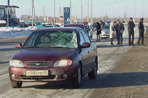 Девушка прокатила сбитого пешехода на капоте своей машины