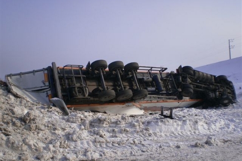 В Сургутском районе перевернулся автопоезд, водитель погиб