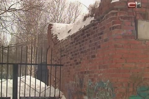 Сургутский пятиклассник попал в реанимацию, упав с гаража на забор