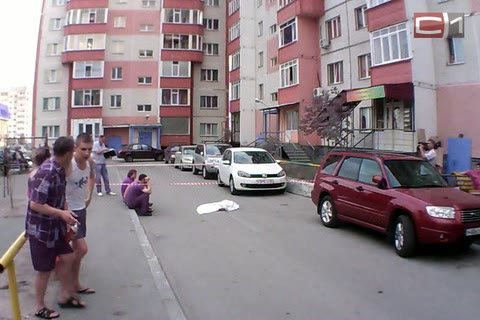3-летняя девочка погибла под колесами иномарки (первые кадры с места трагедии)