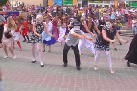 Танцевальным шоу под открытым небом порадовали сургутян на День города 