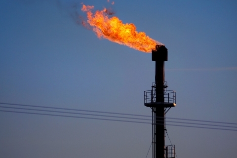 Утилизировать попутный нефтяной газ обязал суд