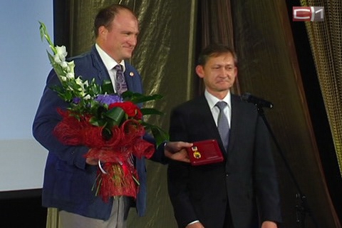 Дмитрий Попов вручил Алексею Ашапатову почетный знак «За заслуги перед городом»