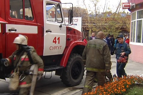 Сегодня в Сургуте пожарные эвакуировали студентов ТюмГУ 