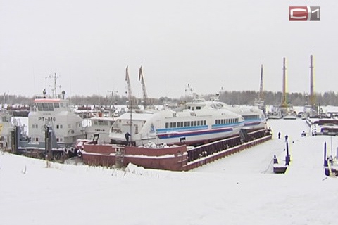 Застрявший во льдах буксир спасал теплоход, севший на мель