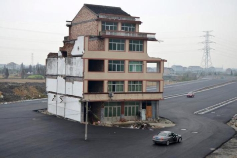 Каково жить в доме посреди шоссе, знают в Китае
