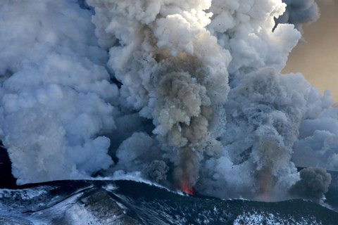 Вулкан Плоский Толбачик на Камчатке извергает столб газа и пепла высотой 4 километра