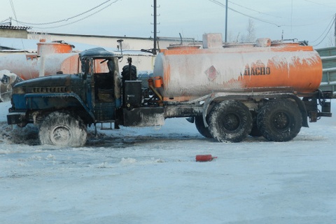 Неизвестные подожгли 5 грузовиков в Нефтеюганске