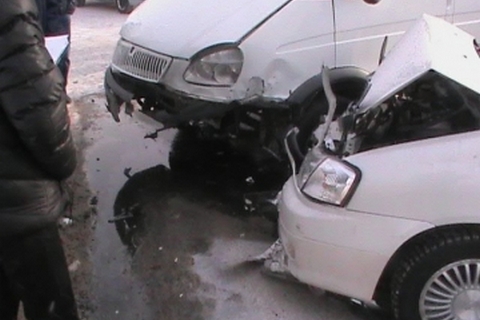 В Нижневартовске шесть человек пострадали при столкновении трех авто