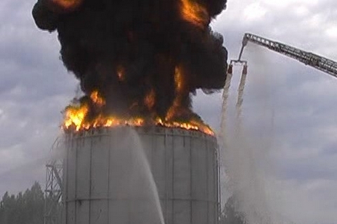 В Нижневартовске на нефтебазе горел резервуар